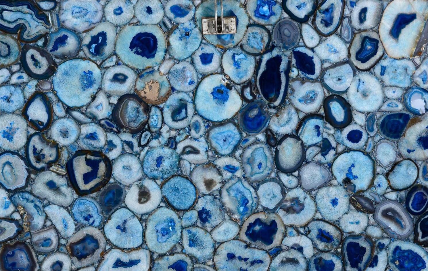 Superfície azul com formas arredondadas e desenhos naturais